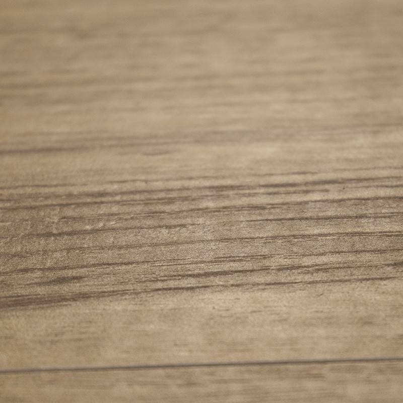 Azulejo cerámico imitación madera con vetas horizontales; superficie texturizada y mate, dispuesto como pavimento o tablero de tono beige.