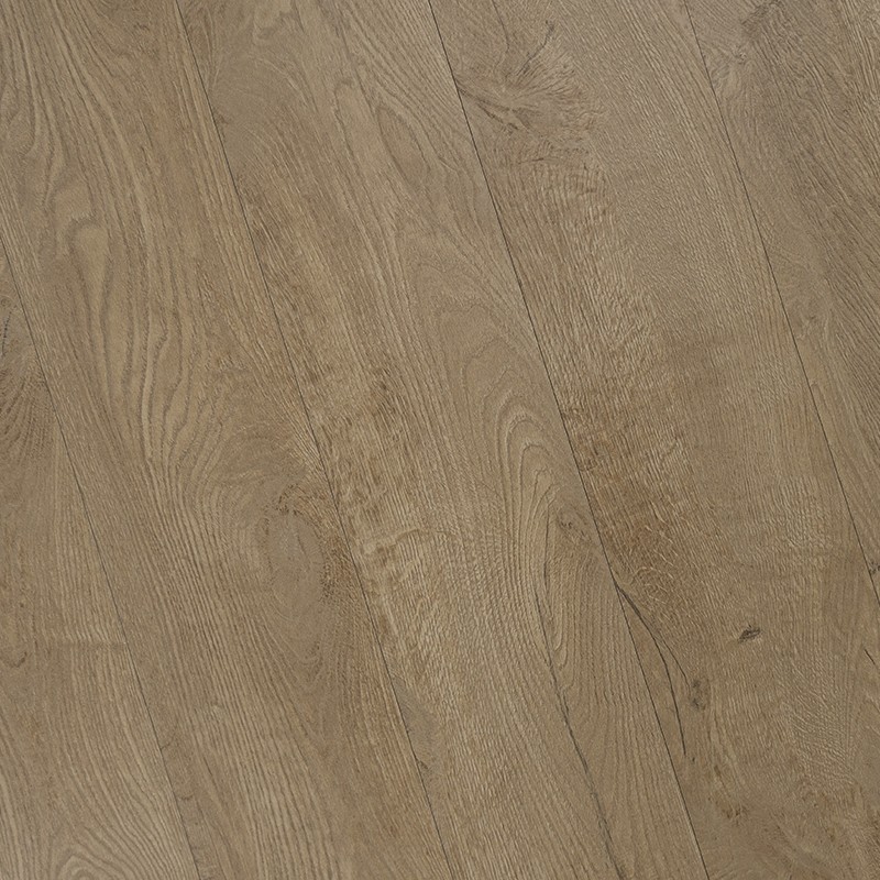 Azulejo imitación madera en listones largos, tono marrón claro con vetas y nudos sutiles; colocado como suelo de aspecto mate y natural.