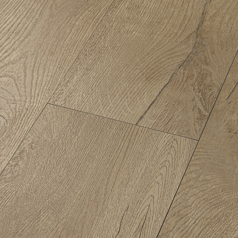 Azulejo cerámico imitación madera, tonos beige y vetas realistas; juntas finas, aspecto de lamas solapadas formando un pavimento continuo.