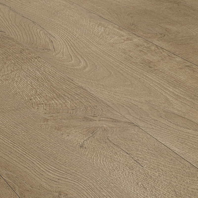 Hellbraune Holzoptik-Fliese mit sichtbarer Maserung, Jahresring-Textur und dezenten Fugen; flach verlegter Bodenbelag in natürlicher Eichenoptik.