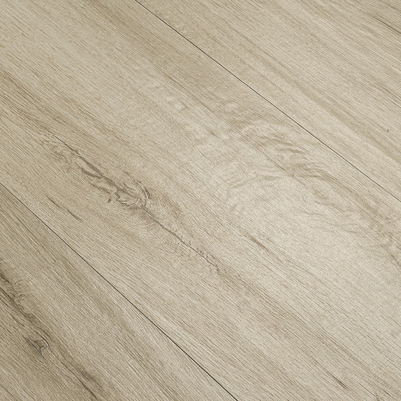 Carrelage imitation bois clair (lames) avec veines et nœuds visibles, joints fins et réguliers, posé à plat sur un sol intérieur, finition légèrement mate et aspect naturel.