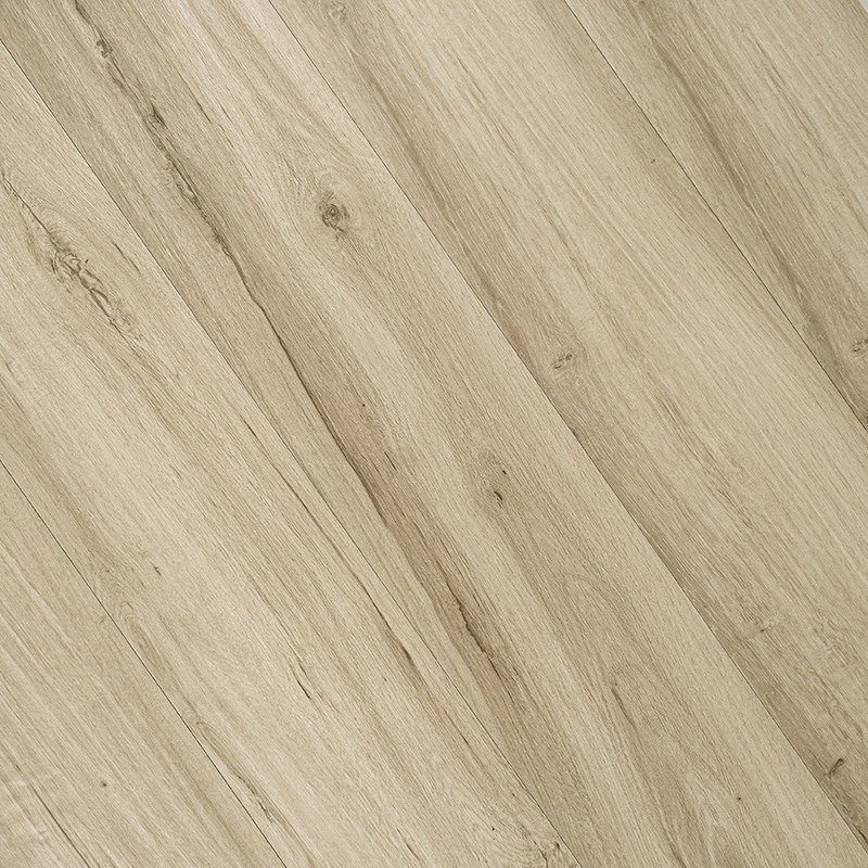 Carrelage imitation bois clair, lames diagonales avec nœuds et veines visibles; tons beige naturel, texture mate, aspect usé léger, adapté à un sol intérieur.