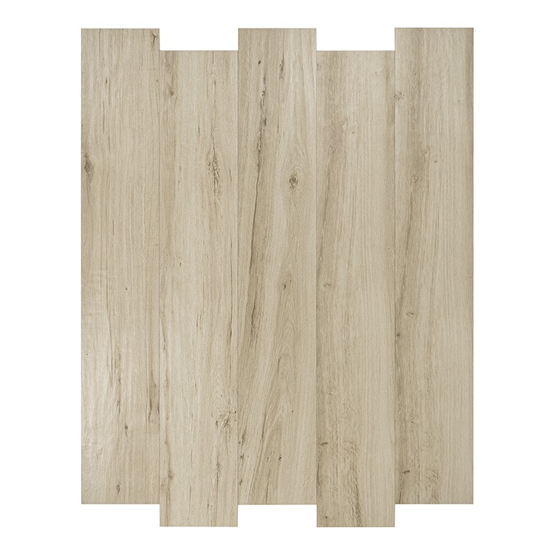 Carrelage effet bois clair, quatre lattes verticales avec nœuds et veines naturelles; présenté en échantillon sur fond blanc, bords supérieurs et inférieurs en encoches.