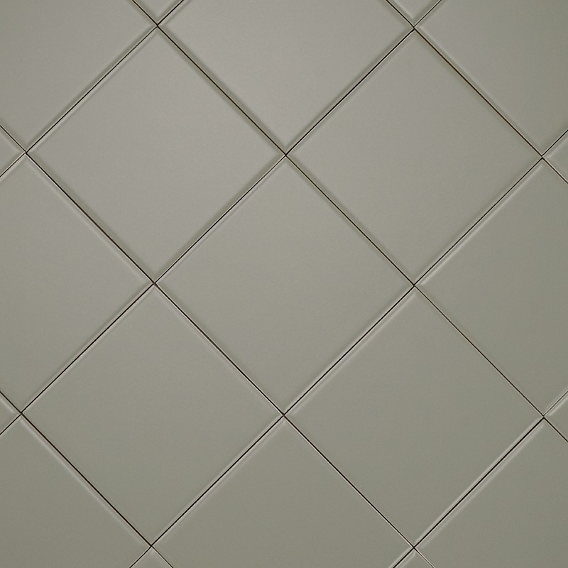 Carrelage carré disposé en losange, carreaux gris clair mats avec joints fins gris foncé, surface uniforme et répétitive couvrant tout le cadre.