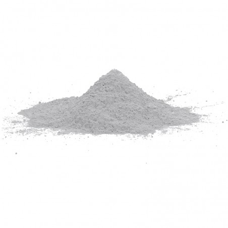 Uma pequena pilha de pó cinza repousa sobre um fundo branco liso, sugerindo um contexto de laboratório ou material de construção