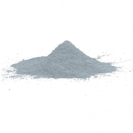 Uma pequena pilha cônica de pó fino cinza repousa sobre uma superfície branca e lisa, sem objetos ao redor.