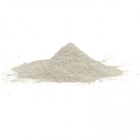 Uma pequena pilha de pó fino cinza claro repousa sobre uma superfície branca, sugerindo um ambiente limpo e minimalista.