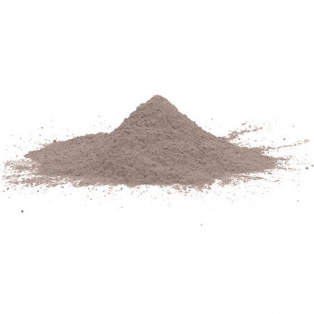Graues Pulver bildet einen kleinen Hügel, der auf einer schlichten weißen Oberfläche ruht und über den feine Partikel verstreut Graues Pulver bildet einen kleinen Hügel, der auf einer schlichten weißen Oberfläche ruht und über den feine Partikel verstreut
