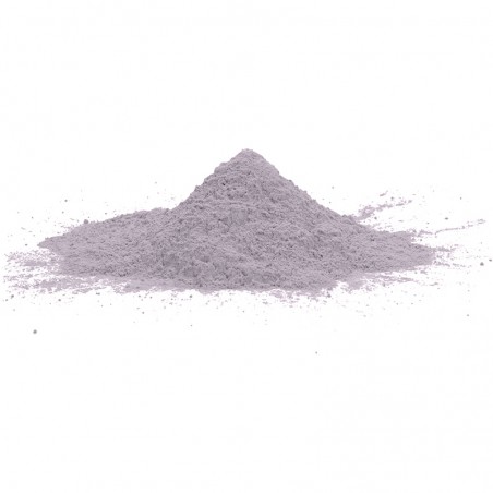 Uma pequena pilha de pó cinza repousa sobre uma superfície branca, formando um monte em um ambiente limpo e neutro.