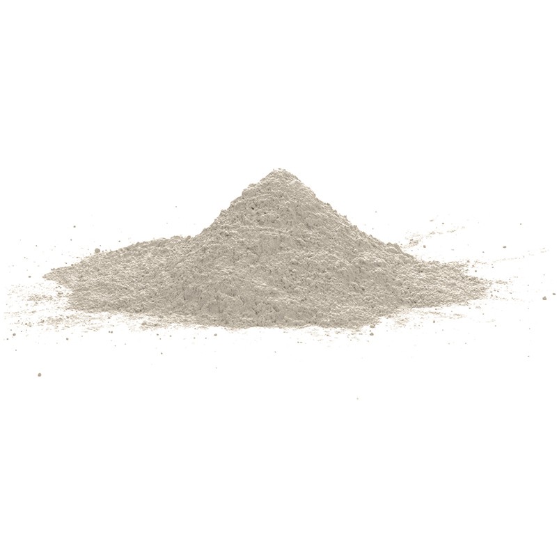 Un montículo de polvo fino y gris descansa sobre una superficie plana y blanca, ligeramente extendido en la base.