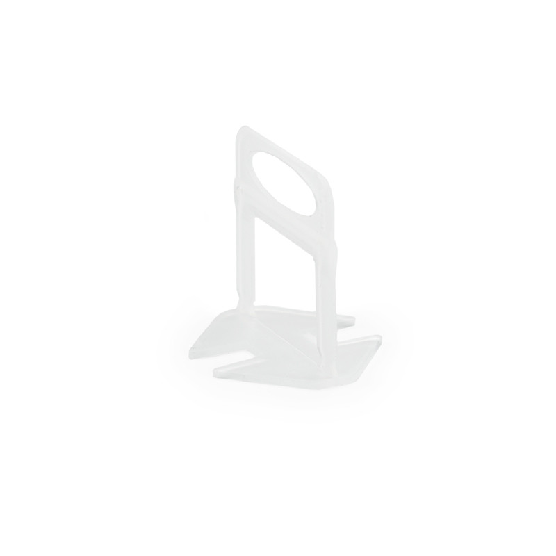 Eine kleine, weiße Brotklammer aus Kunststoff steht aufrecht auf einem schlichten weißen Hintergrund.