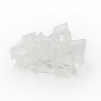 Doorzichtige plastic zakklemmen zijn lukraak verspreid op een effen witte achtergrond en vormen een losjes verbonden stapel.