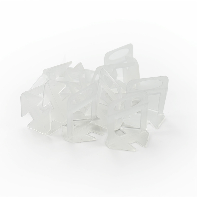Transparente Plastiktütenklammern sind willkürlich auf einem schlichten weißen Hintergrund verstreut und bilden einen locker ver