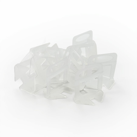 Transparente Plastiktütenklammern sind willkürlich auf einem schlichten weißen Hintergrund verstreut und bilden einen locker ver