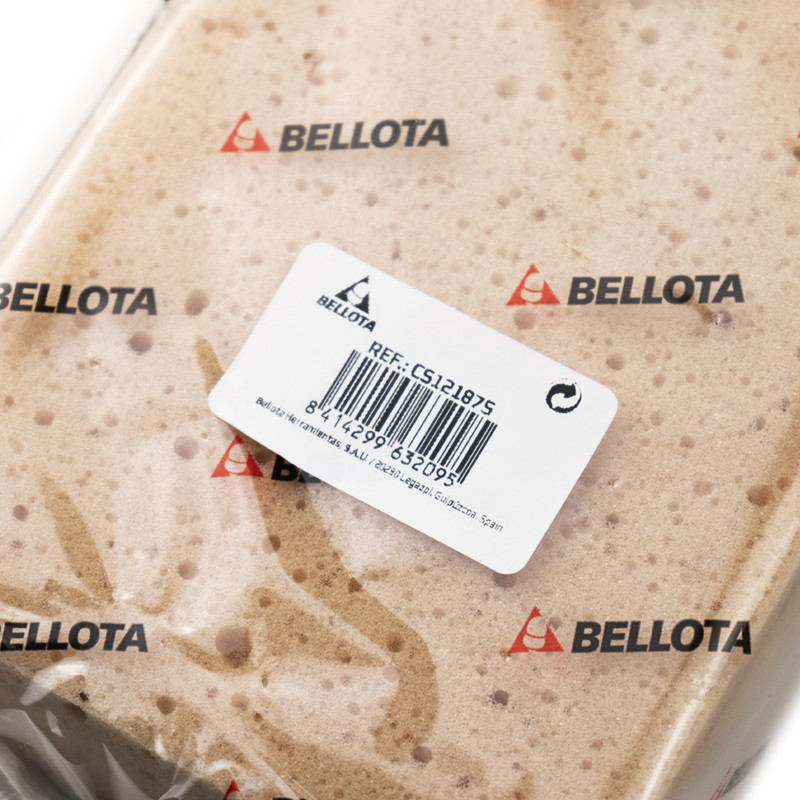 La esponja, envuelta en plástico transparente, presenta logotipos `BELLOTA` dispersos y una etiqueta con `REF: CS12075` y código