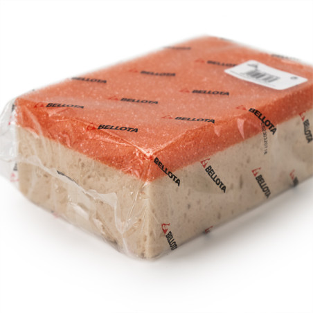 Een rechthoekige schoonmaakspons verpakt in doorzichtig plastic met rode en beige zijkanten, bedekt met de herhaalde tekst `BELL