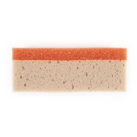 Een rechthoekige schoonmaakspons heeft een grove oranje schrobzijde bovenop een beige absorberende laag, tegen een effen witte a
