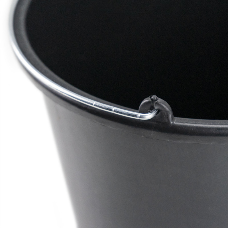 Ein schwarzer Plastikeimer mit Metallgriff steht aufrecht auf einem schlichten weißen Hintergrund. An der Seite ist ein Etikett 