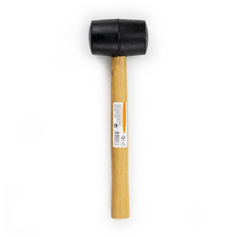 Auf weißem Hintergrund ruht ein Gummihammer mit schwarzem Kopf. Es hat einen Holzgriff mit einem sichtbaren Produktetikett: „NF 