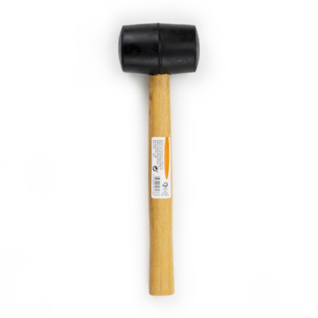 Auf weißem Hintergrund ruht ein Gummihammer mit schwarzem Kopf. Es hat einen Holzgriff mit einem sichtbaren Produktetikett: „NF Auf weißem Hintergrund ruht ein Gummihammer mit schwarzem Kopf. Es hat einen Holzgriff mit einem sichtbaren Produktetikett: „NF