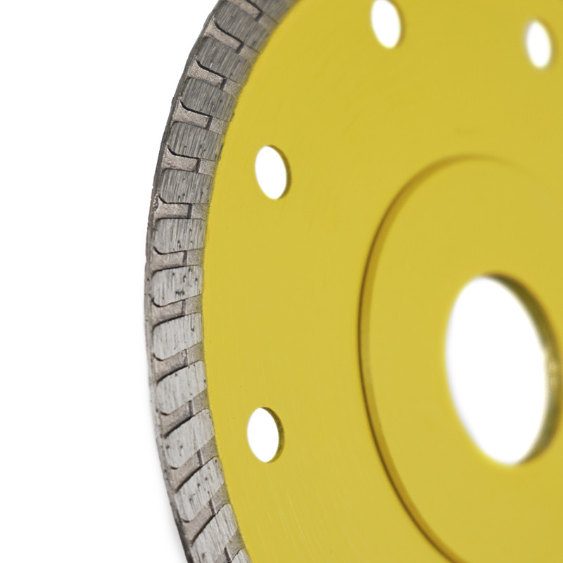 A imagem mostra um disco de corte de diamante amarelo dentro de uma embalagem preta com os textos `DISCO DIAMANTE PRO Ø 115 mm,`