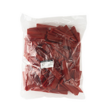 Eine durchsichtige Plastiktüte enthält zahlreiche rote Plastikkämme. Auf einem Etikett auf der Tasche steht: „Plastic Combs 5“. 
