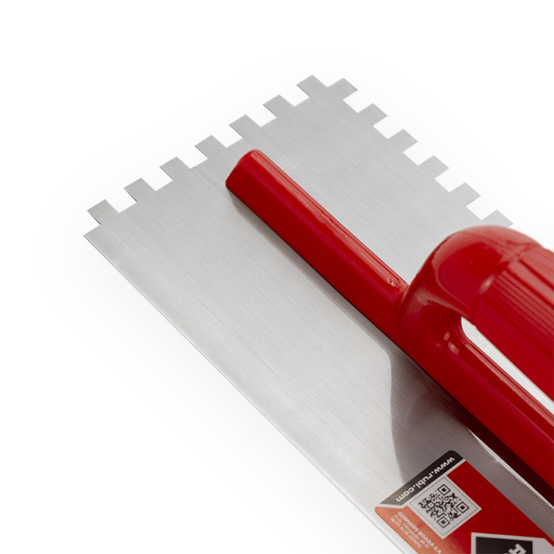 Een rechthoekige getande troffel met een rood handvat ligt tegen een witte achtergrond. De tekst omvat: 1801, 205x95 8x8, streep