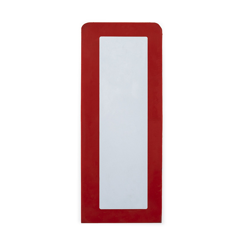Un miroir rectangulaire est centré dans un cadre vertical avec une bordure rouge, suspendu sur un fond blanc uni.