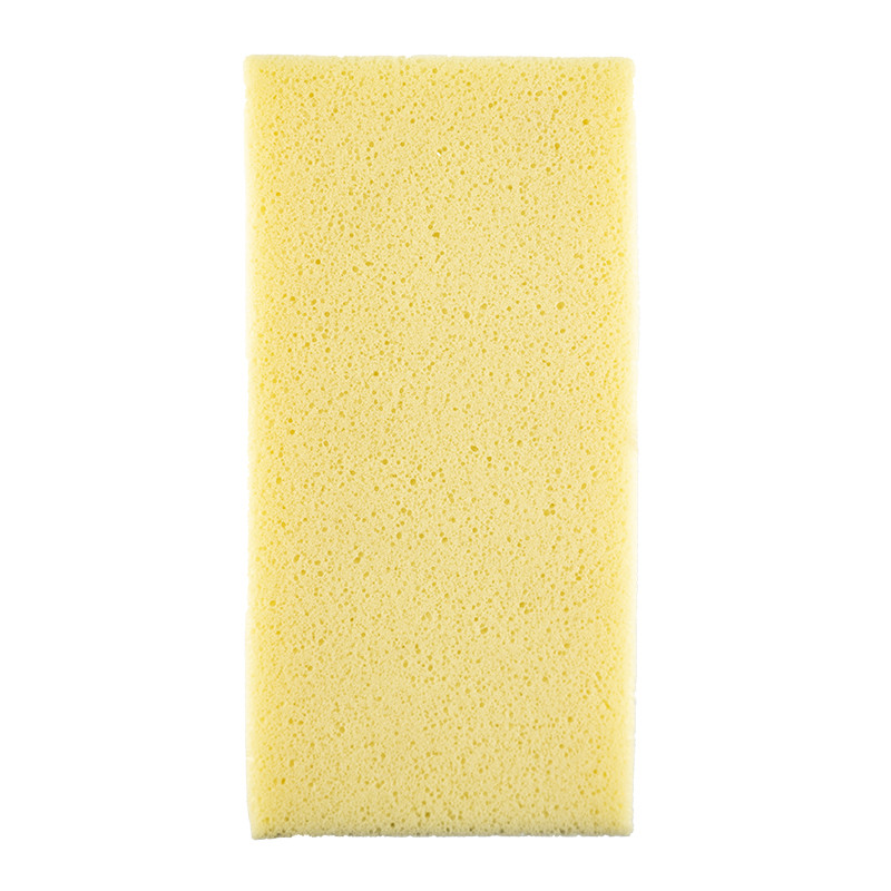 Uma esponja amarela retangular fica plana, apresentando uma textura porosa. Tem um fundo branco liso, enfatizando sua simplicida