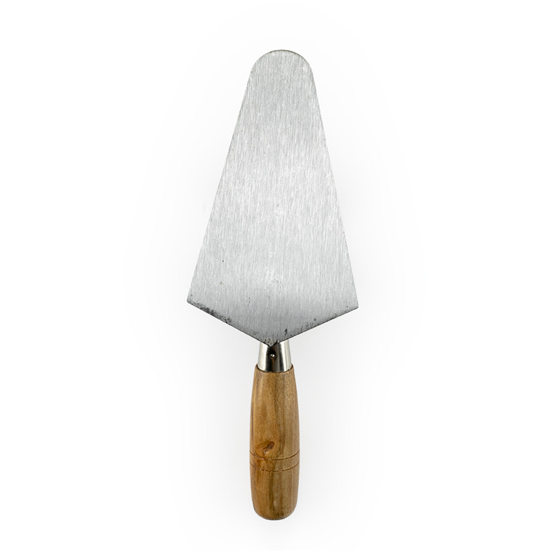 Een metalen taartschep met een driehoekig blad en een houten handvat, rechtopstaand tegen een witte achtergrond.