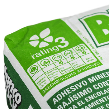 Uma sacola adesiva verde e branca exibe símbolos de características de sustentabilidade, incluindo materiais regionais e baixas 