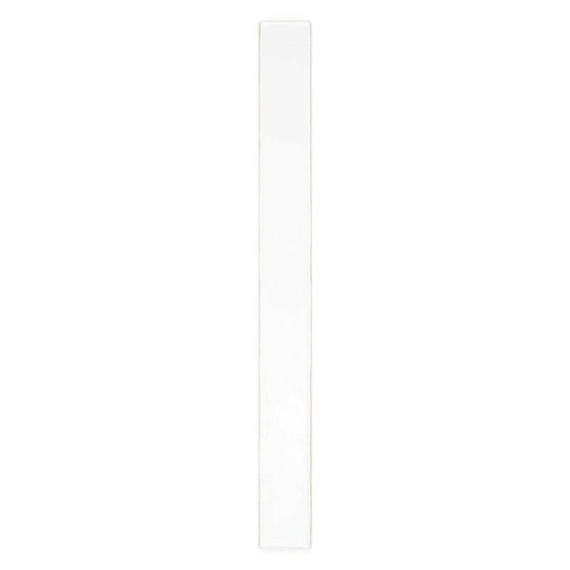 Eine lange, schmale weiße Keramikfliese steht vertikal und reflektiert das Licht subtil in einer neutralen, minimalistischen Umg