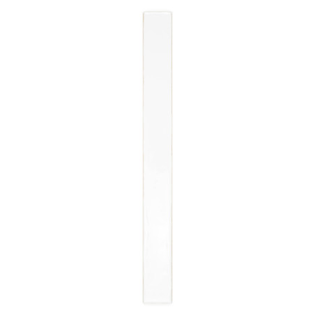 Eine lange, schmale weiße Keramikfliese steht vertikal und reflektiert das Licht subtil in einer neutralen, minimalistischen Umg Eine lange, schmale weiße Keramikfliese steht vertikal und reflektiert das Licht subtil in einer neutralen, minimalistischen Umg
