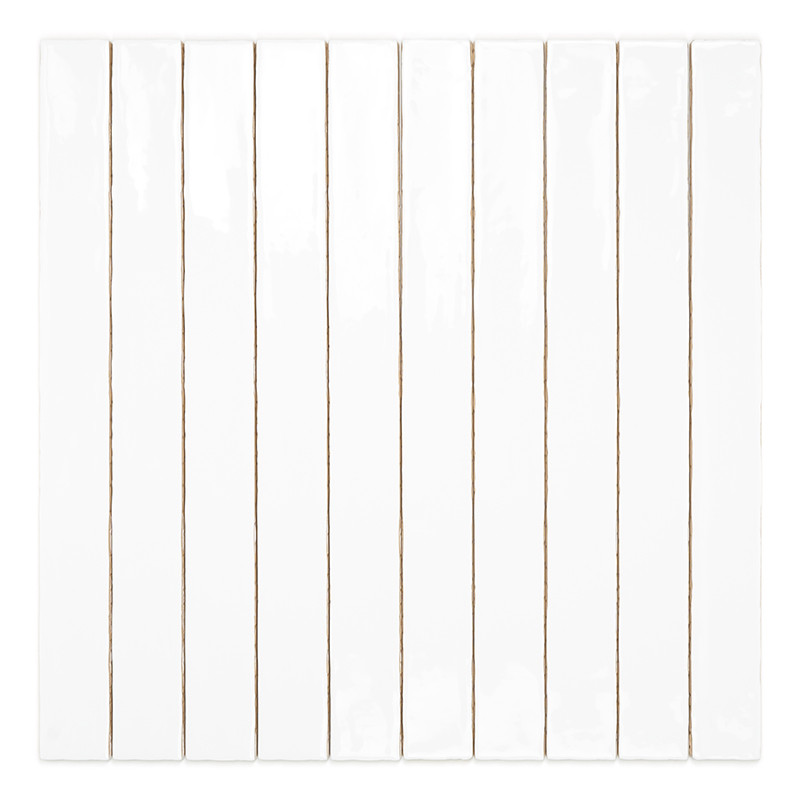Een lange, smalle, witte keramische tegel staat verticaal en reflecteert het licht op subtiele wijze in een neutrale, minimalist