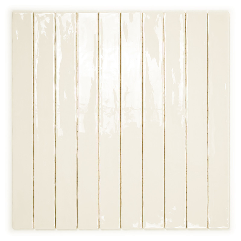 Um ladrilho cerâmico estreito de cor creme repousa verticalmente sobre um fundo branco, refletindo a luz sutilmente em sua super
