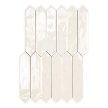 O ladrilho é de formato hexagonal alongado e brilhante com pontas pontiagudas, de cor creme claro, exibido sobre um fundo branco