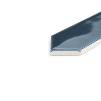 Een glanzende, langwerpige zeshoekige tegel met een diepblauw oppervlak rust op een effen witte achtergrond, wat de dikte en gla