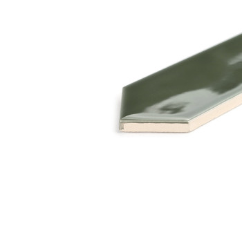 Een glanzende, langwerpige groene keramische tegel ligt schuin op een schone, witte achtergrond, waardoor het taps toelopende ui