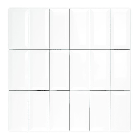 Weiße rechteckige Fliesen, angeordnet in einem 4x4-Raster, reflektieren das Licht minimal und sorgen für ein sauberes, einheitli
