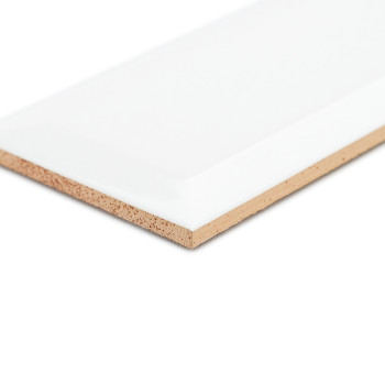 Eine rechteckige, glatte, weiße Keramikfliese mit abgewinkelten Kanten liegt flach auf einem schlichten, neutralen Hintergrund u