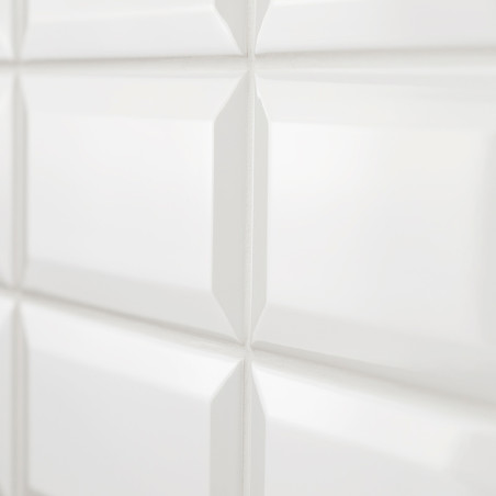 Weiße, glänzende Keramikfliesen bilden ein Gittermuster, reflektieren das Licht und sorgen für ein klares und modernes Erscheinu