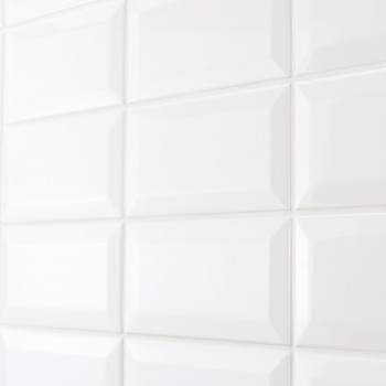 Weiße, glänzende rechteckige Fliesen, die in einem Gittermuster angeordnet sind und das Licht in einem klaren, sauberen Bad- ode