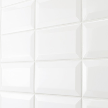 Weiße, glänzende rechteckige Fliesen, die in einem Gittermuster angeordnet sind und das Licht in einem klaren, sauberen Bad- ode