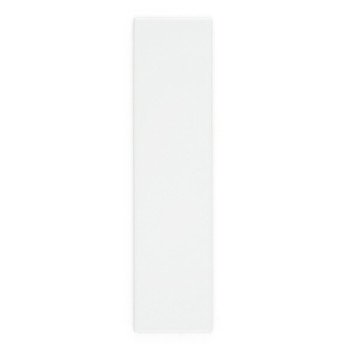 Um ladrilho branco retangular e liso repousa sobre um fundo branco, enfatizando a simplicidade e o minimalismo no design.