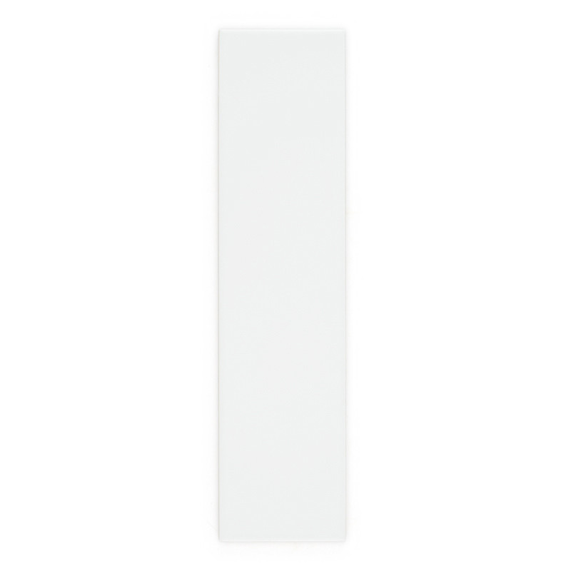 Eine schlichte, rechteckige weiße Fliese liegt vor einem leeren Hintergrund und betont Schlichtheit und Minimalismus im Design.