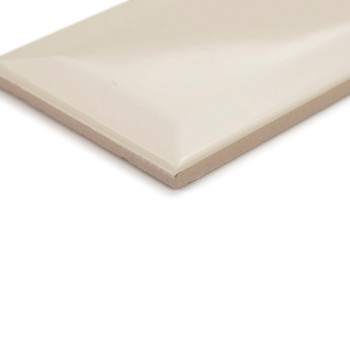 Eine rechteckige, beige Keramikfliese liegt flach und weist eine glatte, glänzende Oberfläche und abgeschrägte Kanten auf, geeig