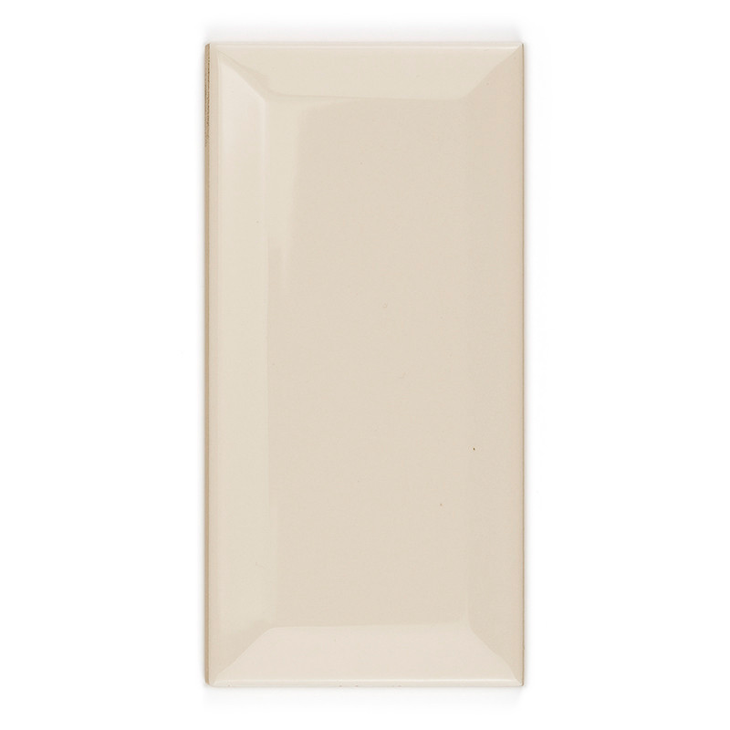 Beigefarbene rechteckige Keramikfliesen mit glänzender Oberfläche liegen vor einem schlichten weißen Hintergrund. Seine dezent a