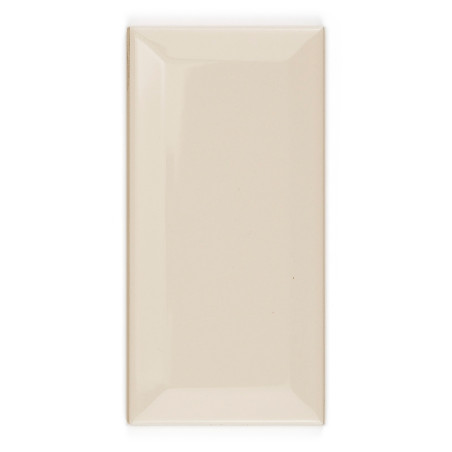 Beigefarbene rechteckige Keramikfliesen mit glänzender Oberfläche liegen vor einem schlichten weißen Hintergrund. Seine dezent a