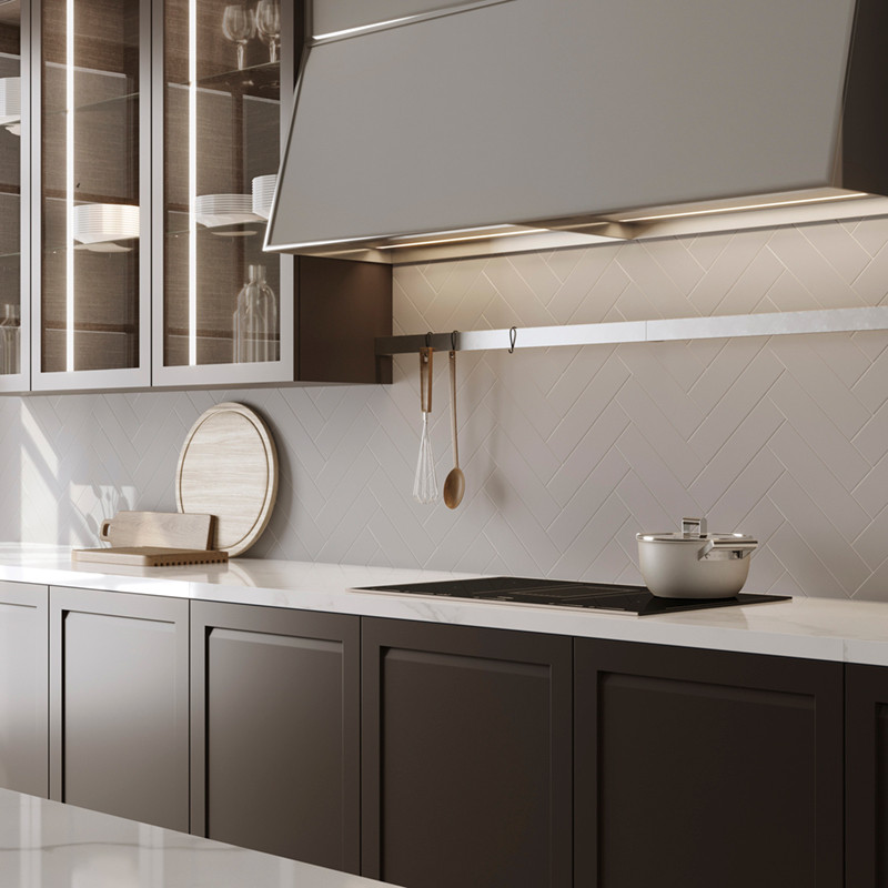 Una cocina moderna cuenta con una encimera blanca con una olla sobre la estufa. Los armarios y estantes con vasos proporcionan e