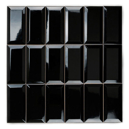 Glänzend schwarze rechteckige Fliesen sind in einem 4x4-Raster angeordnet, reflektieren das Licht und schaffen eine glatte, glat